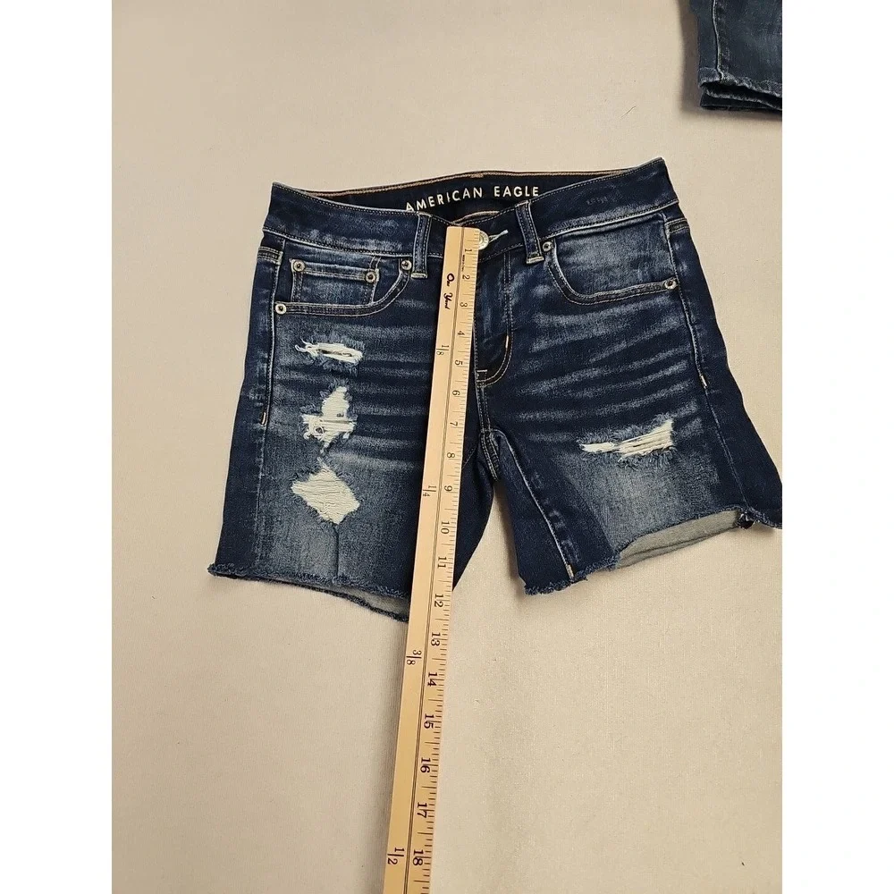 American Eagle Size 2 Cutoff Distressed Middue Shortie Blue Denim Shorts‎